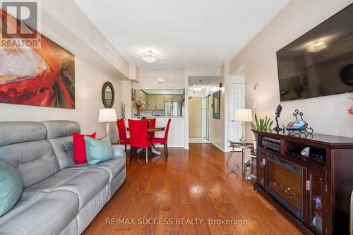 301 - 1000 Sheppard Avenue W, Toronto, ON - Indoor Photo Showing Living Room