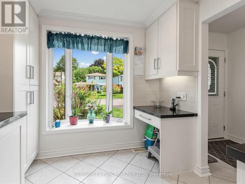 388 Handley Crescent, Newmarket, ON - Indoor Photo Showing Kitchen