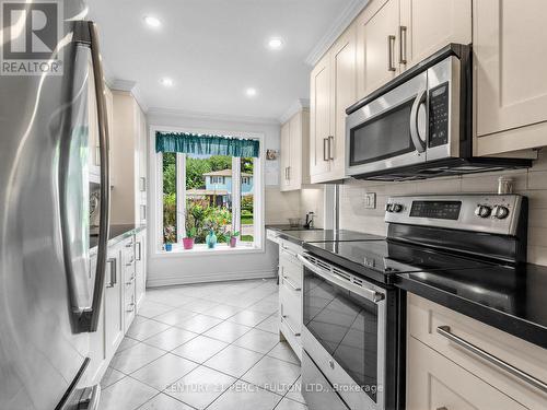 388 Handley Crescent, Newmarket, ON - Indoor Photo Showing Kitchen With Upgraded Kitchen