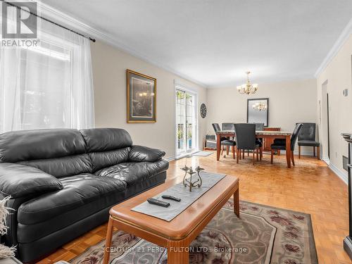388 Handley Crescent, Newmarket, ON - Indoor Photo Showing Living Room