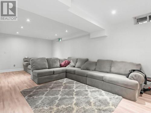 388 Handley Crescent, Newmarket, ON - Indoor Photo Showing Living Room