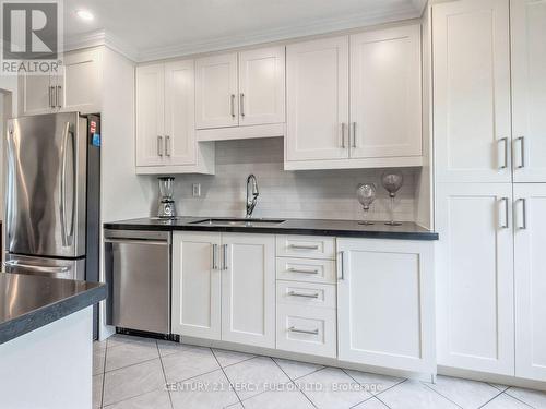 388 Handley Crescent, Newmarket, ON - Indoor Photo Showing Kitchen