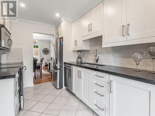 388 Handley Crescent, Newmarket, ON - Indoor Photo Showing Kitchen