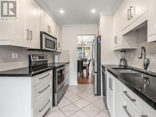 388 Handley Crescent, Newmarket, ON - Indoor Photo Showing Kitchen With Upgraded Kitchen