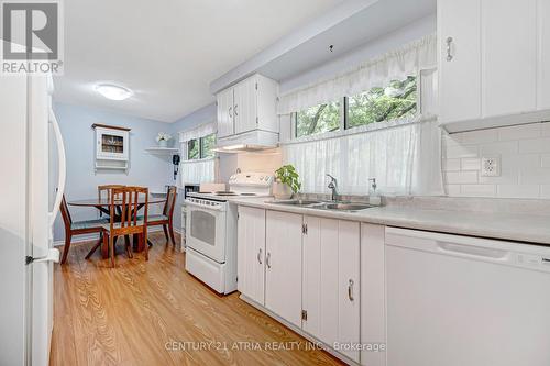 18 Thatchers Mill Way, Markham, ON - Indoor Photo Showing Kitchen With Double Sink