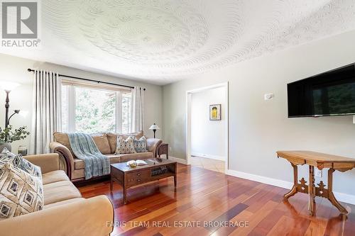 1041 Lebanon Drive, Innisfil, ON - Indoor Photo Showing Living Room
