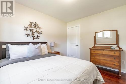 1041 Lebanon Drive, Innisfil, ON - Indoor Photo Showing Bedroom