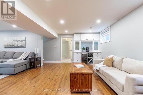 1041 Lebanon Drive, Innisfil, ON - Indoor Photo Showing Living Room