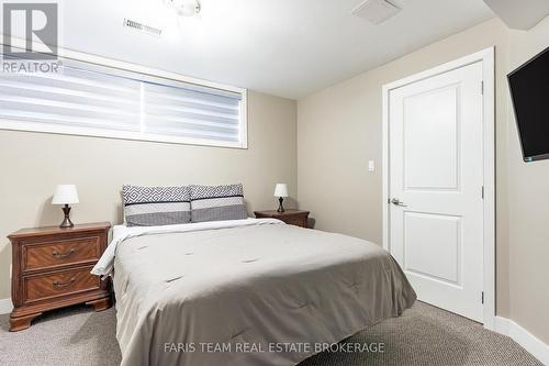 1041 Lebanon Drive, Innisfil, ON - Indoor Photo Showing Bedroom