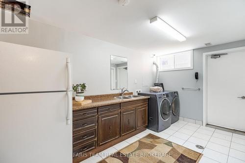 1041 Lebanon Drive, Innisfil, ON - Indoor Photo Showing Laundry Room
