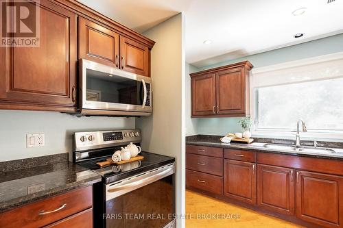 1041 Lebanon Drive, Innisfil, ON - Indoor Photo Showing Kitchen With Double Sink