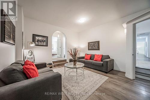 9510 Morning Glory Road, Georgina, ON - Indoor Photo Showing Living Room