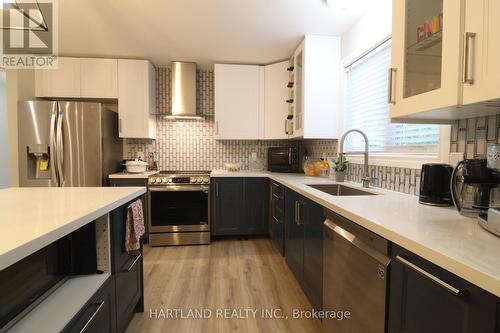 22 Berkely Street, Wasaga Beach, ON - Indoor Photo Showing Kitchen With Stainless Steel Kitchen With Upgraded Kitchen