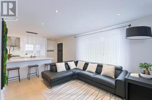 32 Castlebar Road, Toronto, ON - Indoor Photo Showing Living Room