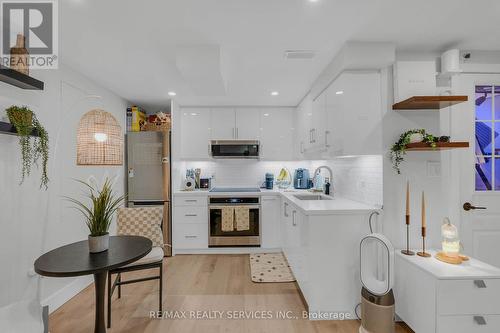 128 Seaside Circle, Brampton, ON - Indoor Photo Showing Kitchen
