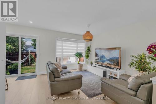 128 Seaside Circle, Brampton, ON - Indoor Photo Showing Living Room