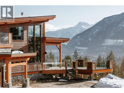 The incredible Pillows Lodge - 1917 Mt Mcpherson Drive, Revelstoke, BC - Outdoor