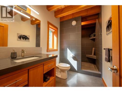Main flr primary ensuite - 1917 Mt Mcpherson Drive, Revelstoke, BC - Indoor Photo Showing Bathroom