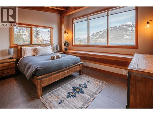 Upr level bdrm - 1917 Mt Mcpherson Drive, Revelstoke, BC - Indoor Photo Showing Bedroom