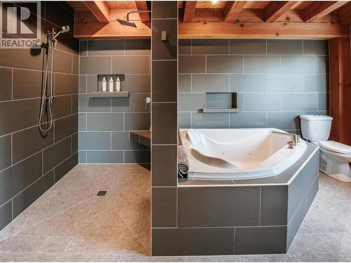 Upr level bath - 1917 Mt Mcpherson Drive, Revelstoke, BC - Indoor Photo Showing Bathroom