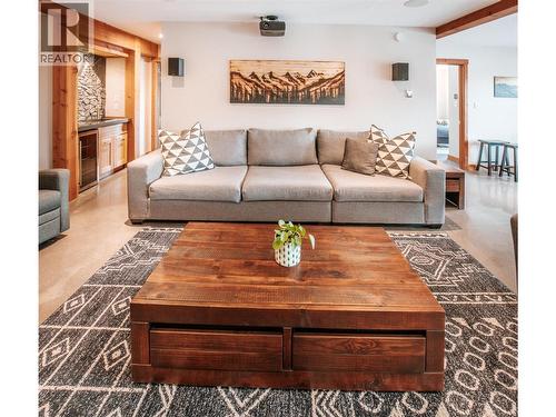 1917 Mt Mcpherson Drive, Revelstoke, BC - Indoor Photo Showing Living Room