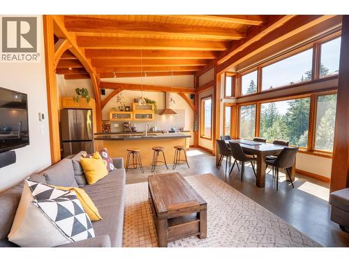 Owners/caretaker suite - 1917 Mt Mcpherson Drive, Revelstoke, BC - Indoor Photo Showing Living Room