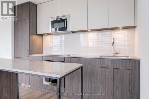 714 - 220 Missinnihe Way, Mississauga, ON - Indoor Photo Showing Kitchen With Upgraded Kitchen