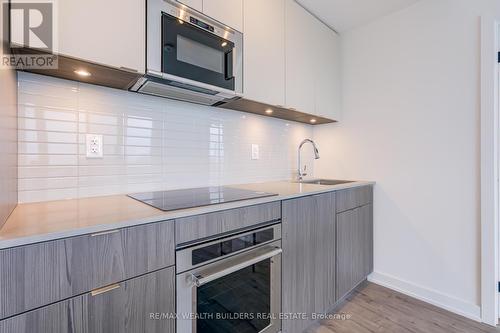 714 - 220 Missinnihe Way, Mississauga, ON - Indoor Photo Showing Kitchen
