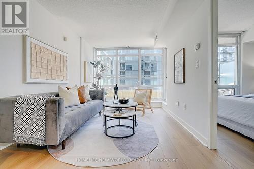 307 - 15 Fort York Boulevard, Toronto, ON - Indoor Photo Showing Living Room