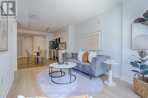 307 - 15 Fort York Boulevard, Toronto, ON - Indoor Photo Showing Living Room