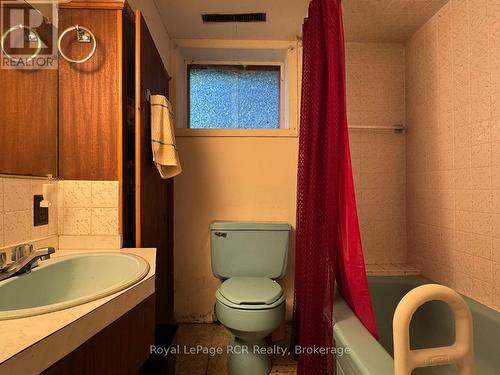 Full 4pc bathroom in lower level. - 2 William Street, Northern Bruce Peninsula, ON - Indoor Photo Showing Bathroom