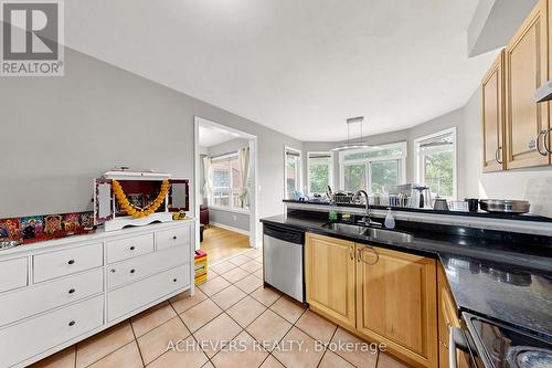 517 Navigator Drive, Mississauga, ON - Indoor Photo Showing Kitchen With Double Sink