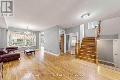 517 Navigator Drive, Mississauga, ON - Indoor Photo Showing Living Room