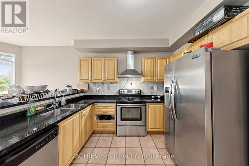 517 Navigator Drive, Mississauga, ON - Indoor Photo Showing Kitchen With Double Sink