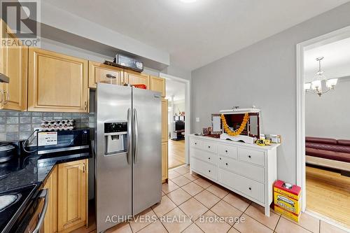 517 Navigator Drive, Mississauga, ON - Indoor Photo Showing Kitchen