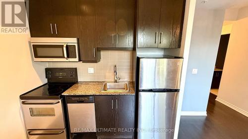 723 - 15 James Finlay Way, Toronto, ON - Indoor Photo Showing Kitchen