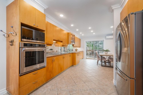 223 Riverside Drive, Toronto, ON - Indoor Photo Showing Kitchen