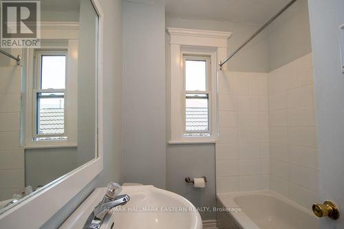 Bathroom - 466 Rubidge Street, Peterborough (Town Ward 3), ON - Indoor Photo Showing Bathroom