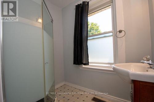Bathroom - 466 Rubidge Street, Peterborough (Town Ward 3), ON - Indoor Photo Showing Bathroom