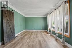 Massive front living room flooded with natural light thanks to large windows - 