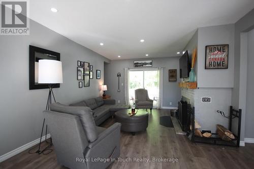 18 Shady Glen Lane, Mono, ON - Indoor Photo Showing Living Room