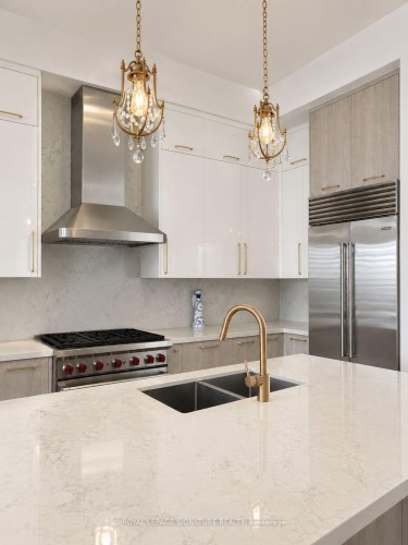308 King Road, Richmond Hill, ON - Indoor Photo Showing Kitchen With Double Sink With Upgraded Kitchen