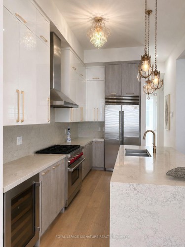 308 King Road, Richmond Hill, ON - Indoor Photo Showing Kitchen With Double Sink With Upgraded Kitchen