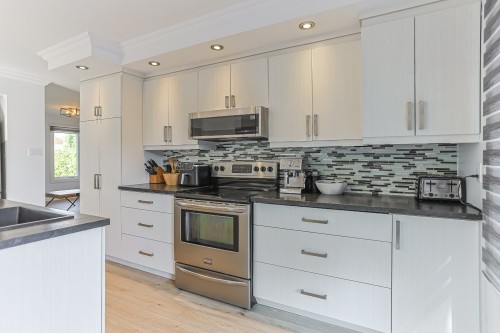Cuisine - 600 Rue Yvon, Saint-Jean-Sur-Richelieu, QC - Indoor Photo Showing Kitchen With Upgraded Kitchen
