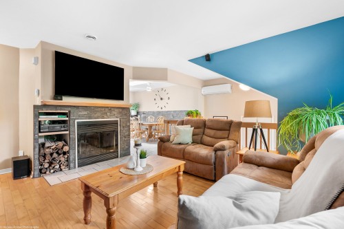 Salon - 112 Rue Jacques, Saint-Colomban, QC - Indoor Photo Showing Living Room With Fireplace