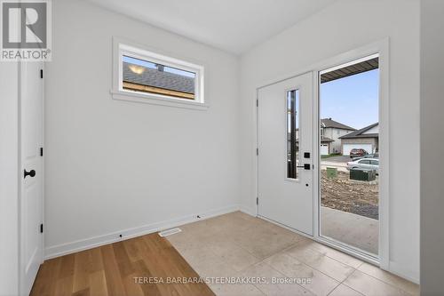 Bright and good sixe front entry - 1164 Bronze Avenue, Clarence-Rockland, ON - Indoor Photo Showing Other Room