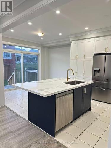 1 Copperhill Heights N, Barrie, ON - Indoor Photo Showing Kitchen
