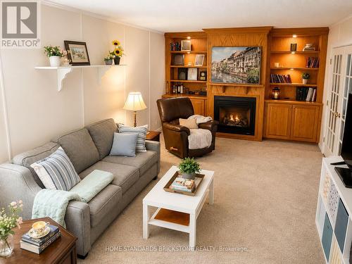 5400 Cedar Street, Niagara Falls, ON - Indoor Photo Showing Living Room With Fireplace