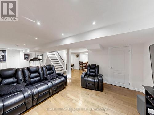 111 Pondmede Crescent, Whitchurch-Stouffville, ON - Indoor Photo Showing Living Room