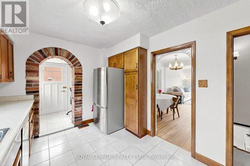 2359 Brookhurst Road, Mississauga, ON - Indoor Photo Showing Kitchen